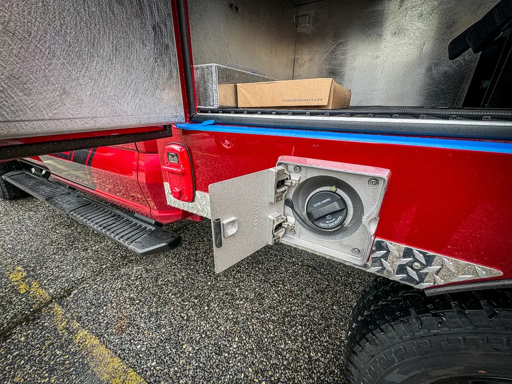 Pull-out drawer and shelf assembly in lower side compartment.