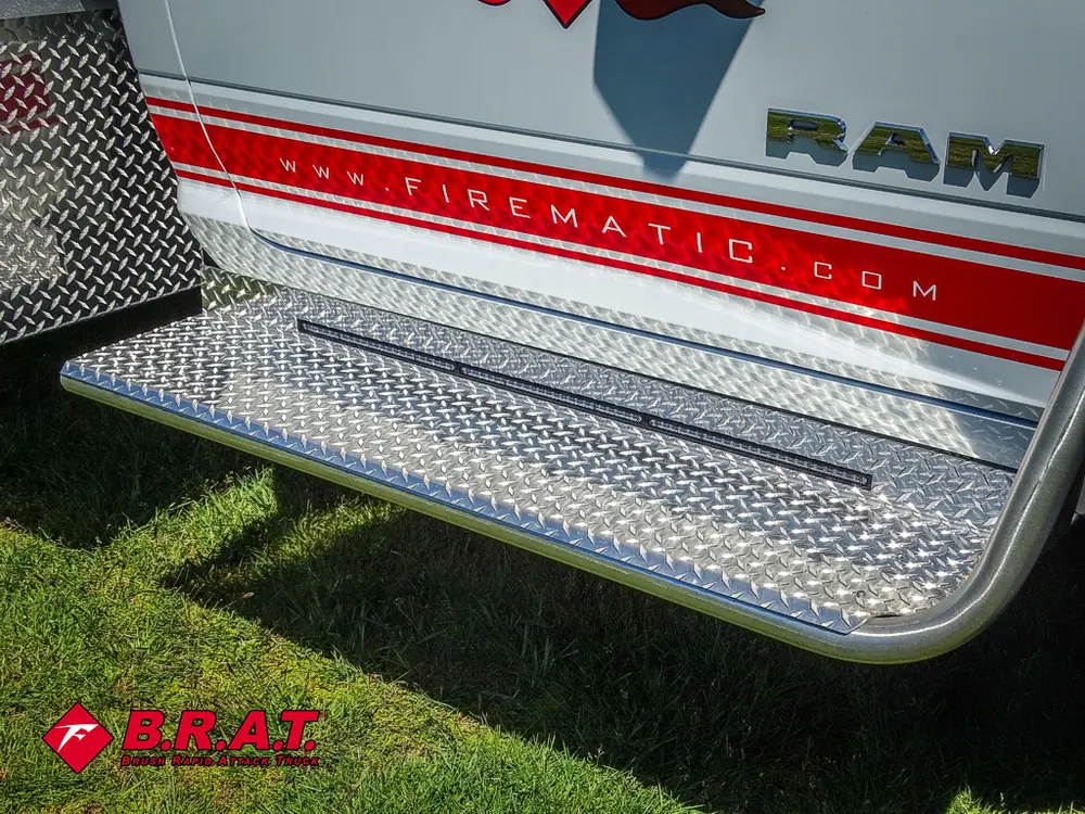 Side step rail with Rammatic branding stripe.