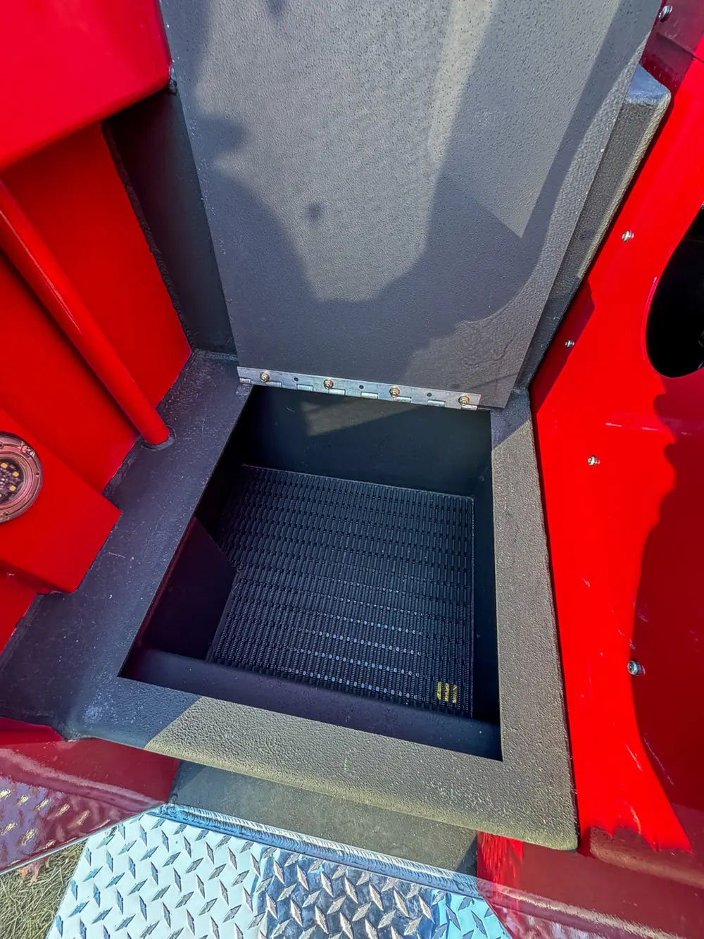 Open deck compartment with deep floor area and side partitions.