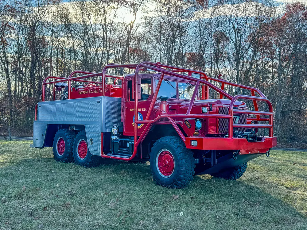 Front-right three-quarter view with cab and side rail structure.