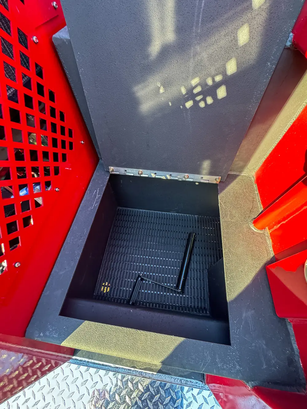 Open upper side compartment with deep storage well.