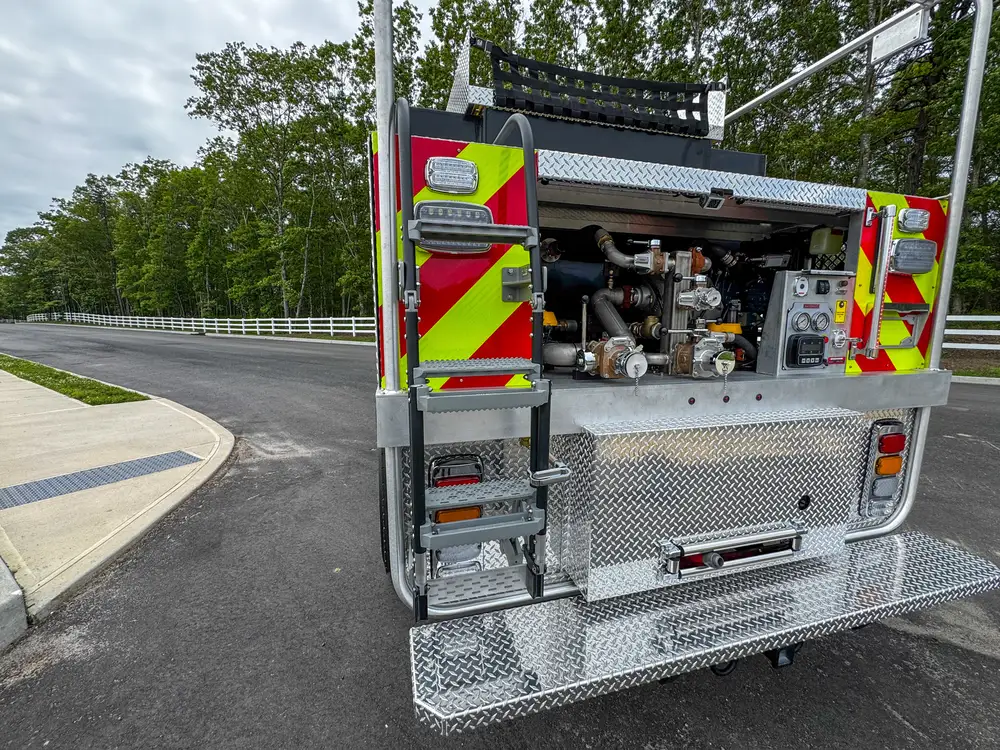Wheel, tire, and suspension detail on apparatus, photo 228 of 303.