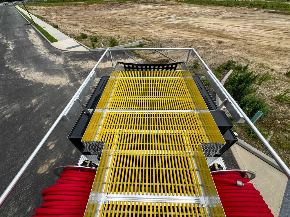 Wheel, tire, and suspension detail on apparatus, photo 258 of 303.
