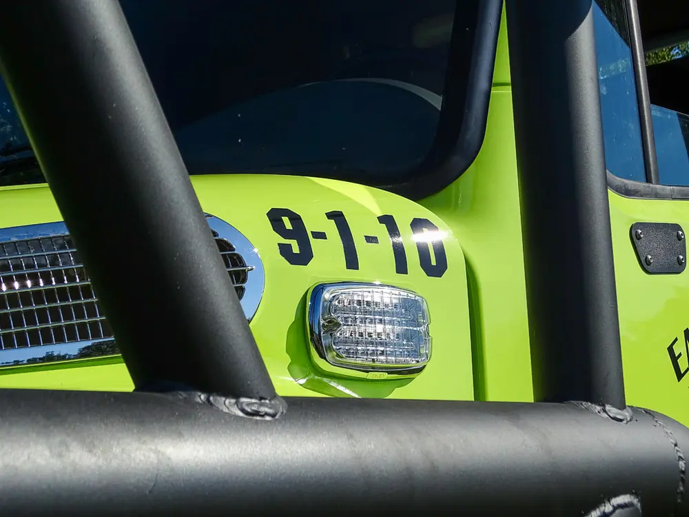 Cab corner marker light beside vehicle number 9-1-10.