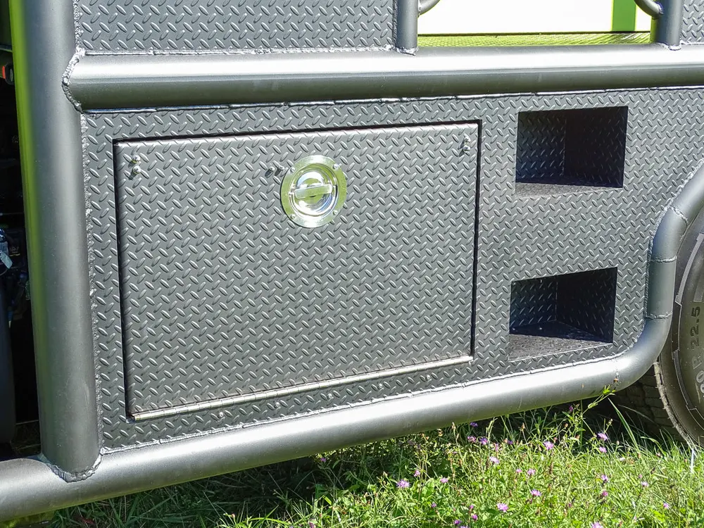 Closed lower side compartment panel with round latch.