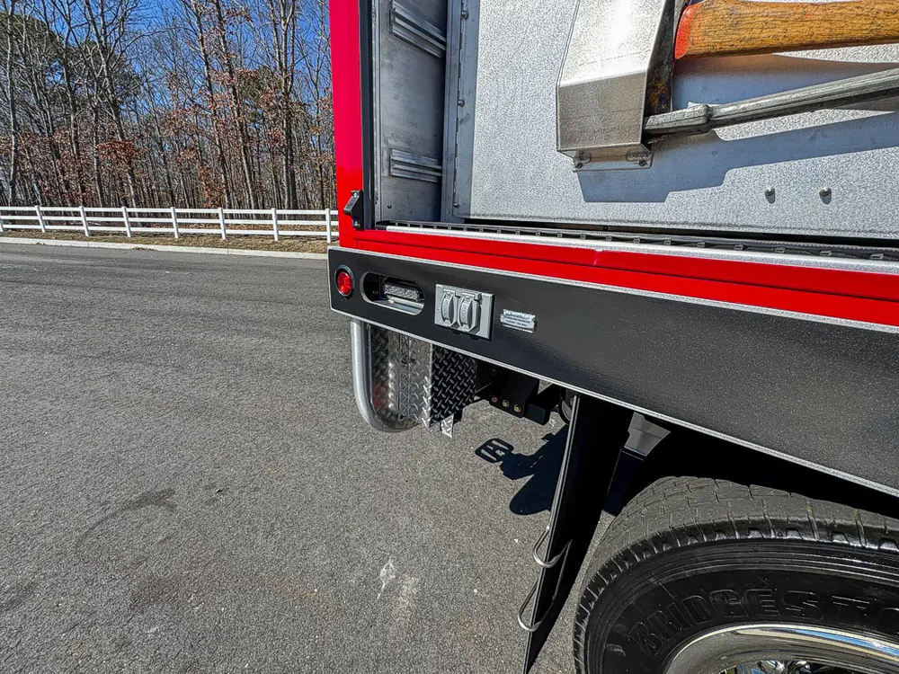 Rear side body and wheel area with lower trim stripe.