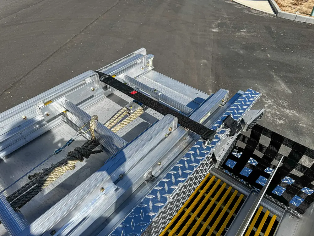 Upper rack and grating close-up with mounting brackets.