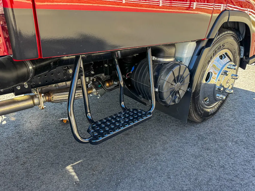 Right-side exterior view with side step and lower body panel.