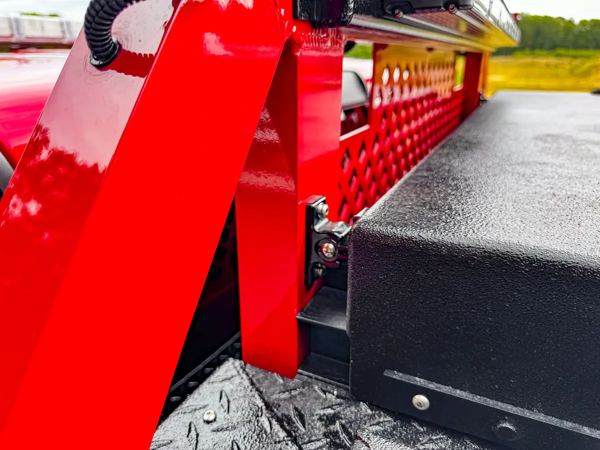 Side-mounted support and rear body hardware close-up.