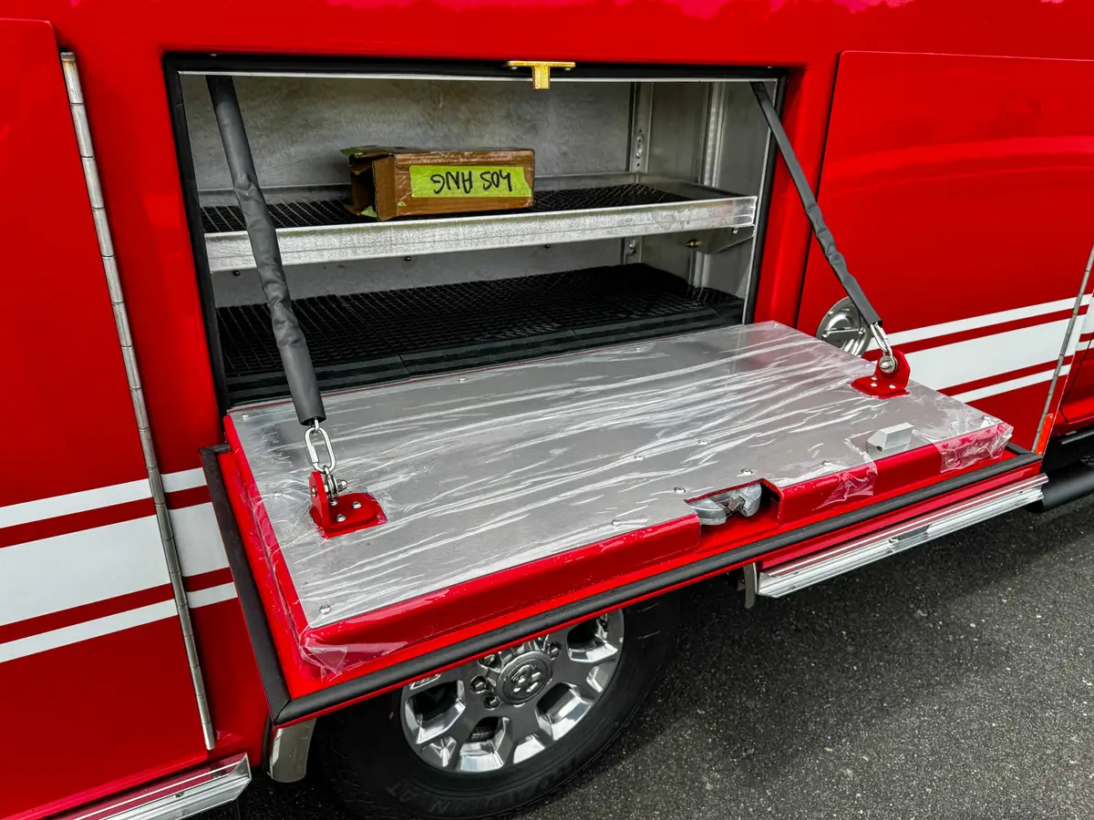 Open lower side compartment with drop-down shelf platform.