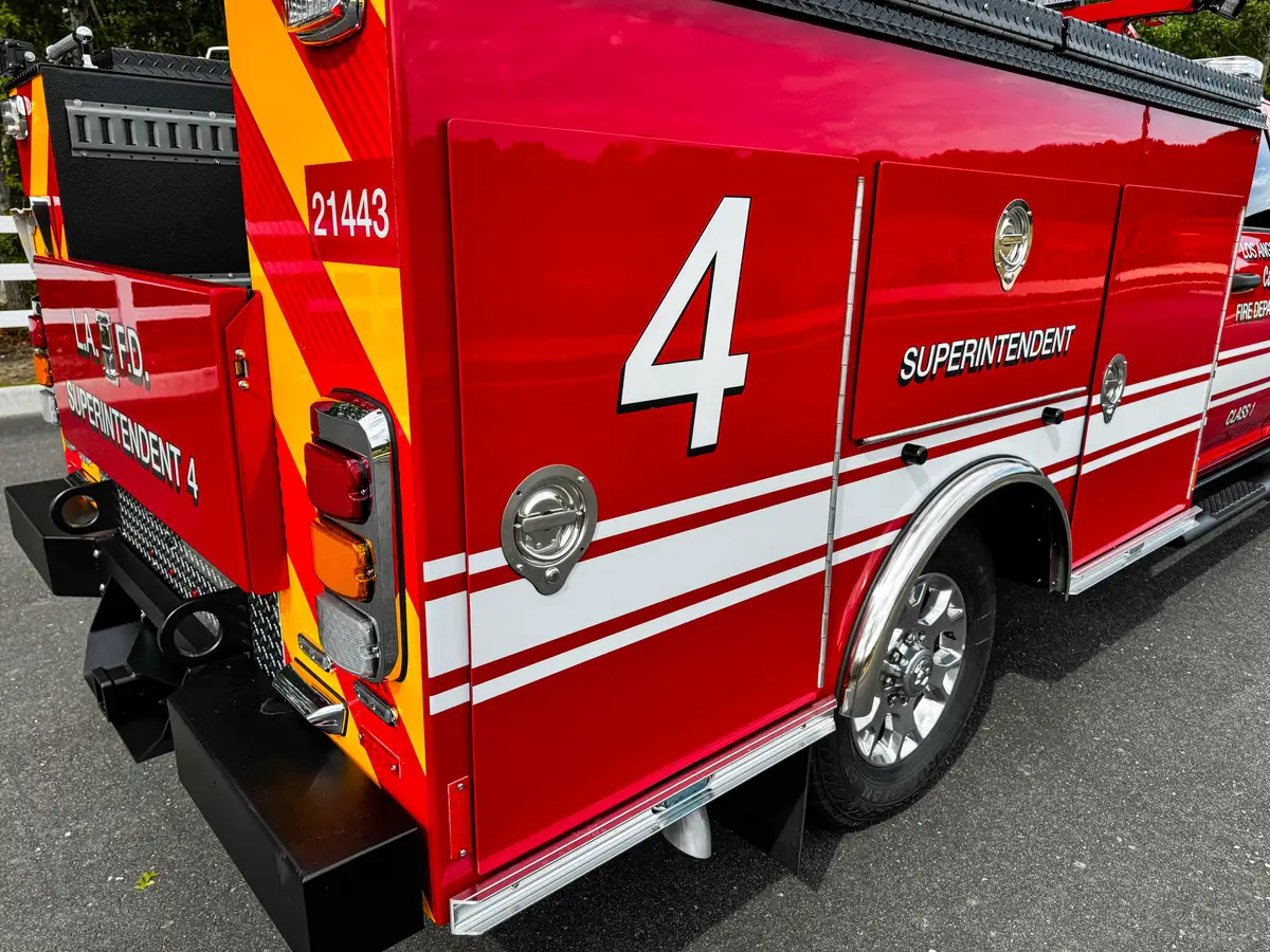 Rear side view with closed compartment and rear corner light.