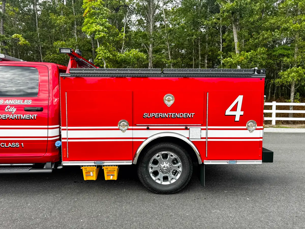 Mid-body side profile showing compartment layout and number 4.