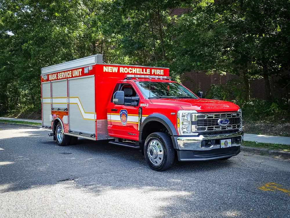 Front-right three-quarter exterior view with grille and roof signage.