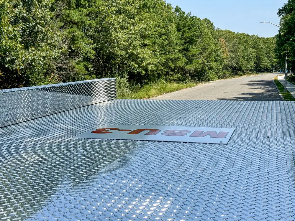 Top diamond-plate deck close-up with MSU3 marking.