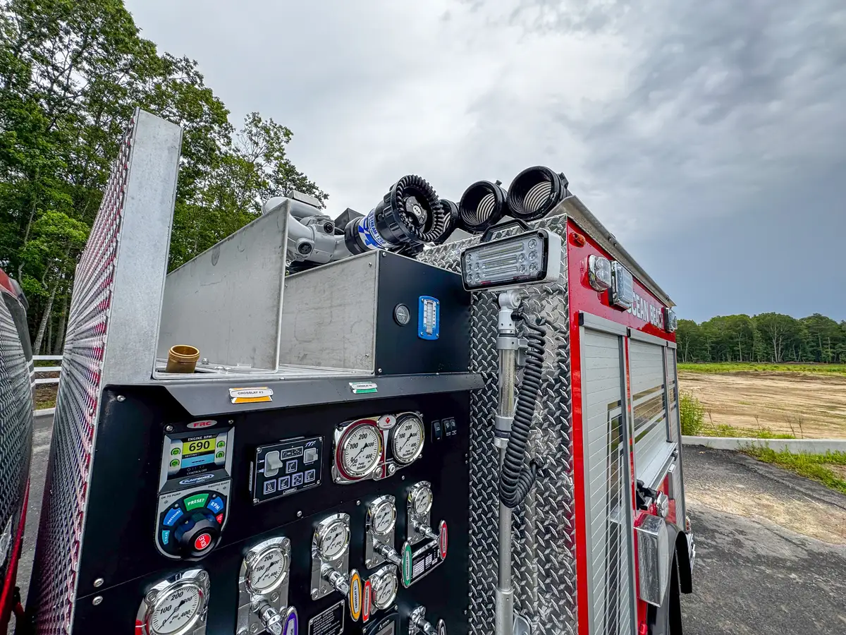 Pump panel with controls on brush truck body, photo 15 of 179.