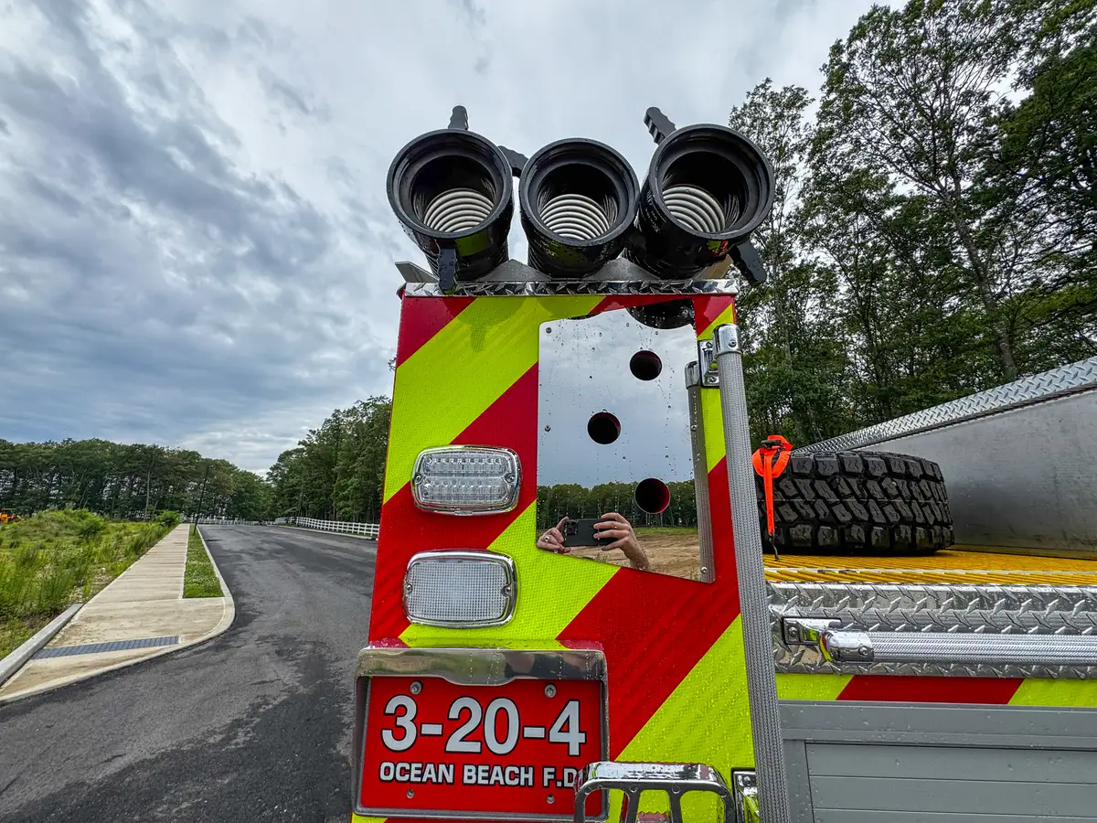 Pump panel with controls on brush truck body, photo 25 of 179.