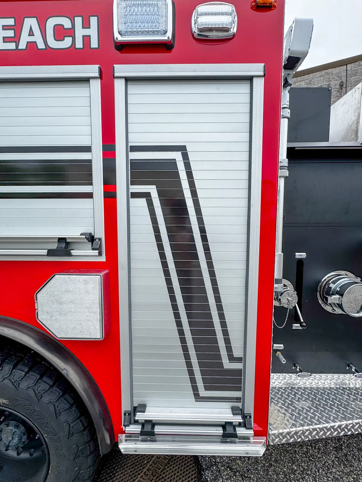Open side compartment on brush truck body, photo 46 of 179.