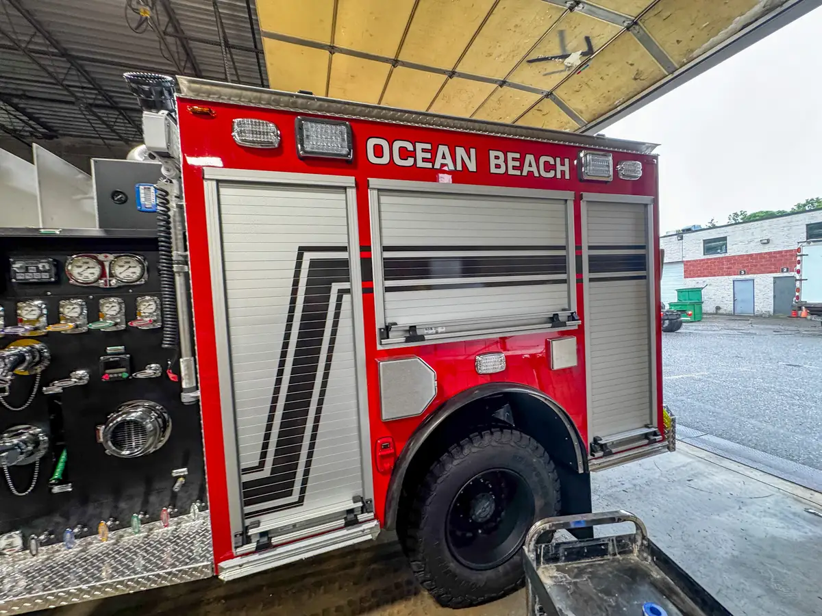 Pump plumbing and valves inside body compartment, photo 74 of 179.