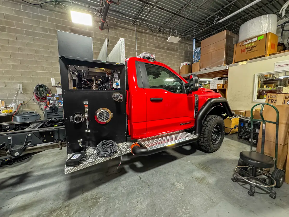 Pump plumbing and valves inside body compartment, photo 84 of 179.