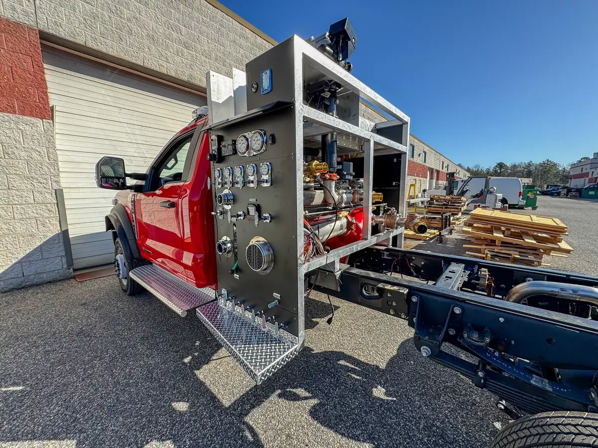 Pump plumbing and valves inside body compartment, photo 104 of 179.