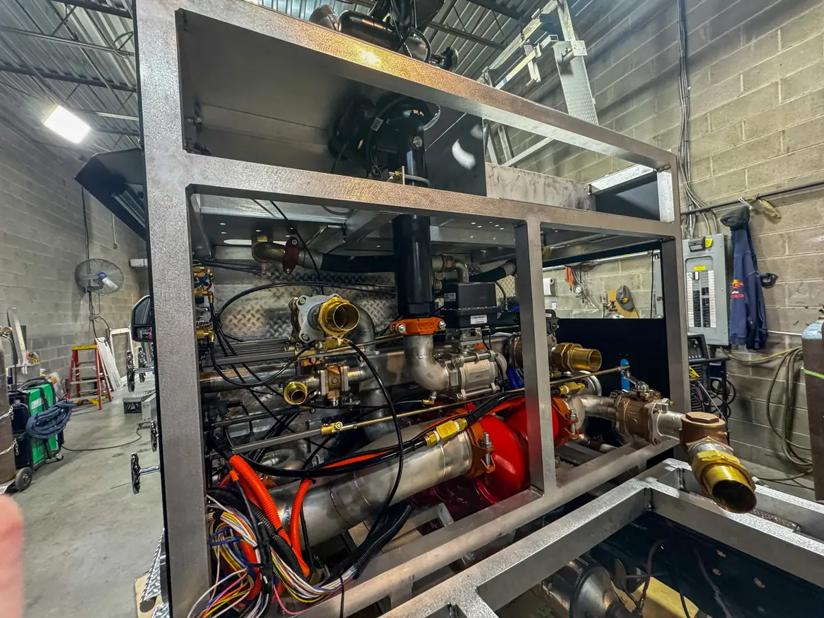 Pump plumbing and valves inside body compartment, photo 114 of 179.