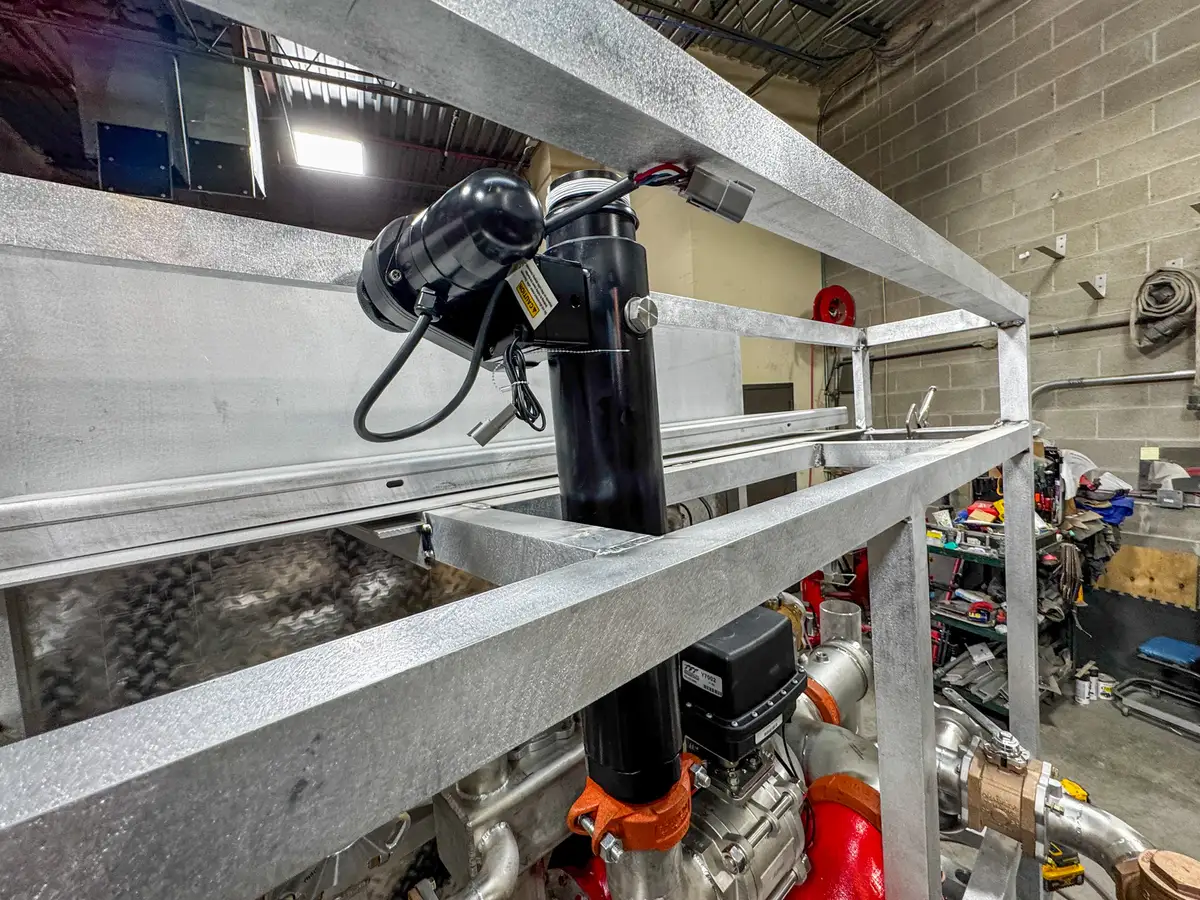 Pump plumbing and valves inside body compartment, photo 164 of 179.