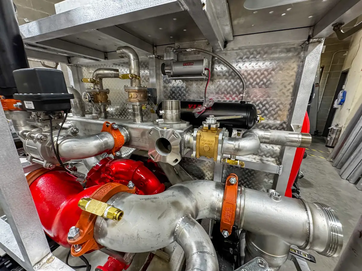 Pump plumbing and valves inside body compartment, photo 174 of 179.