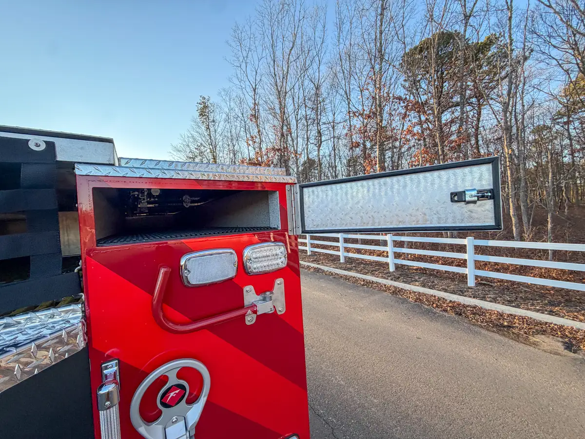 Opposite upper rear side compartment open with horizontal storage bay.