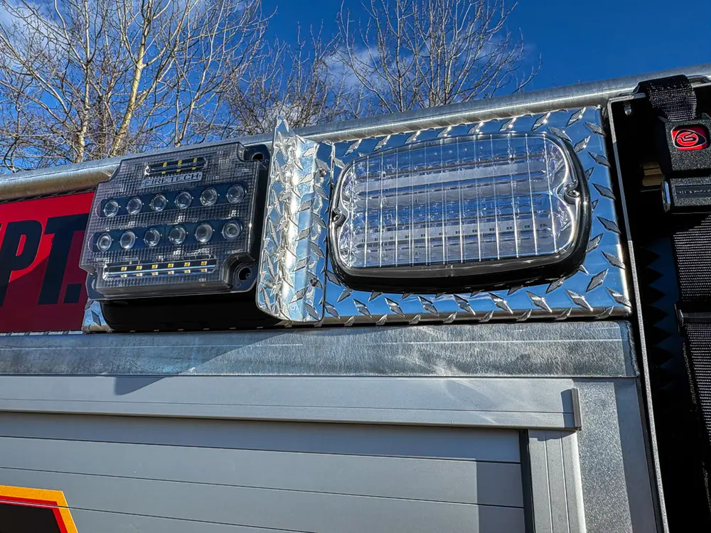 Upper body close-up with rear scene lights and side marker light.