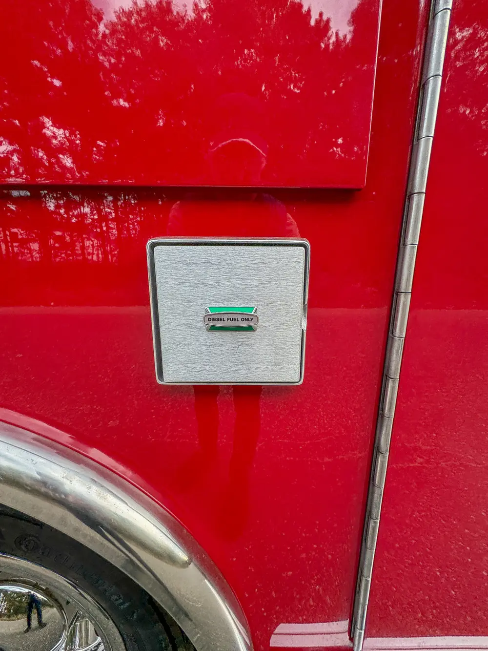 Small side access panel closed above wheel arch.