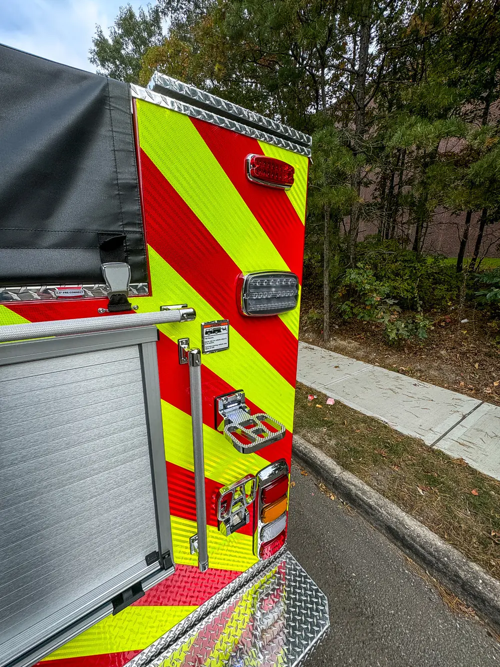 Rear corner close-up with taillight stack and control labels.