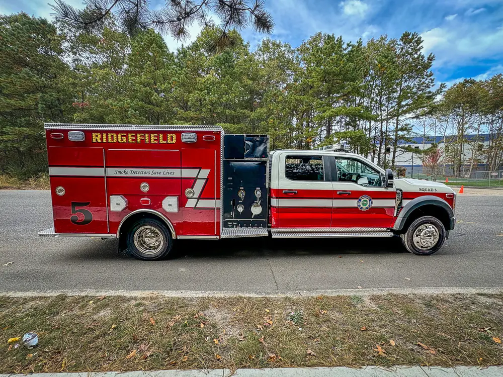 Left-side profile with side compartment and pump area visible.