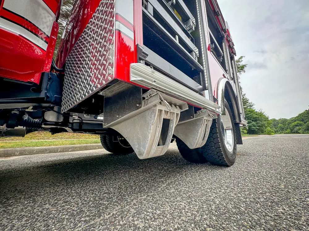 Low right-side underbody view with side steps and rear suspension area.