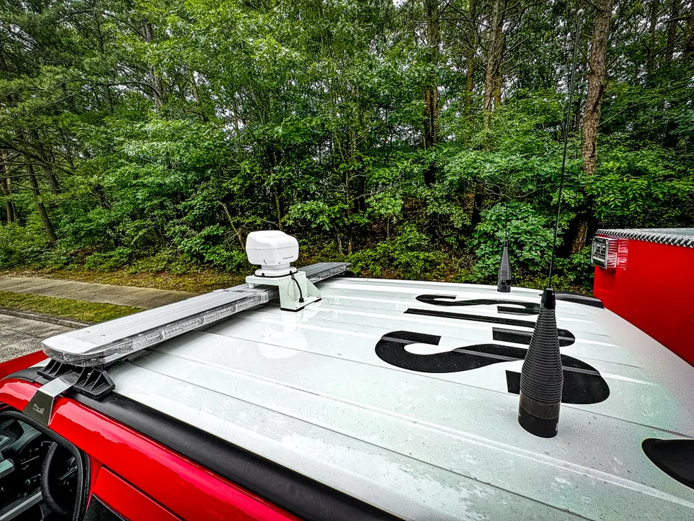 Top deck close-up with SJS roof marking and mounted antenna.