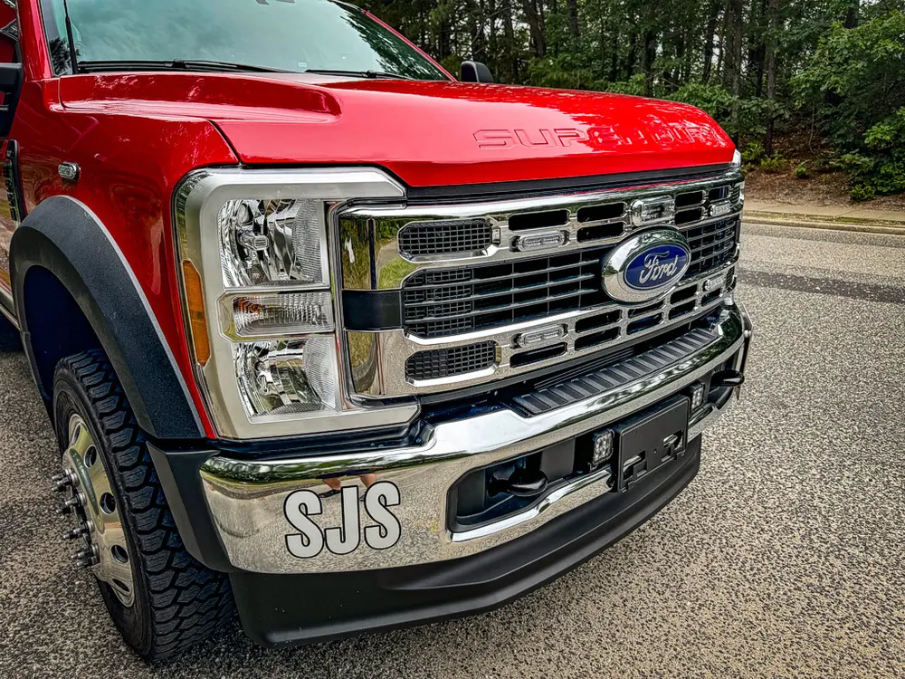 Front-right corner close-up showing grille and bumper trim.