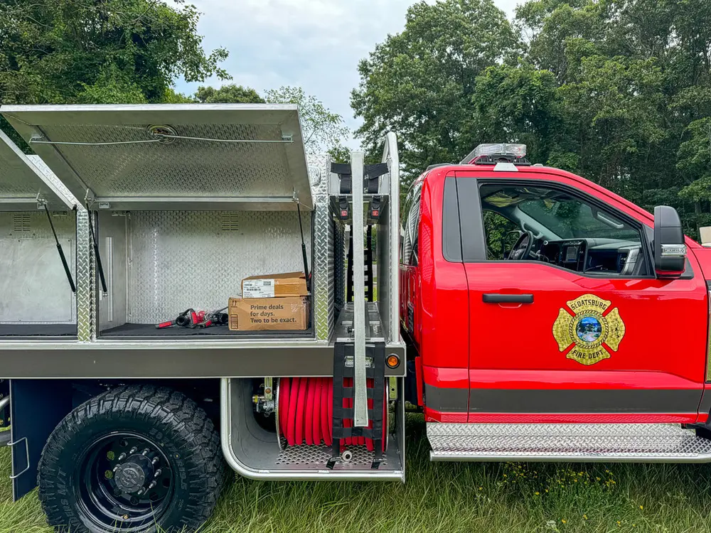 Right-side front area with open upper compartment and mounted hose reel.