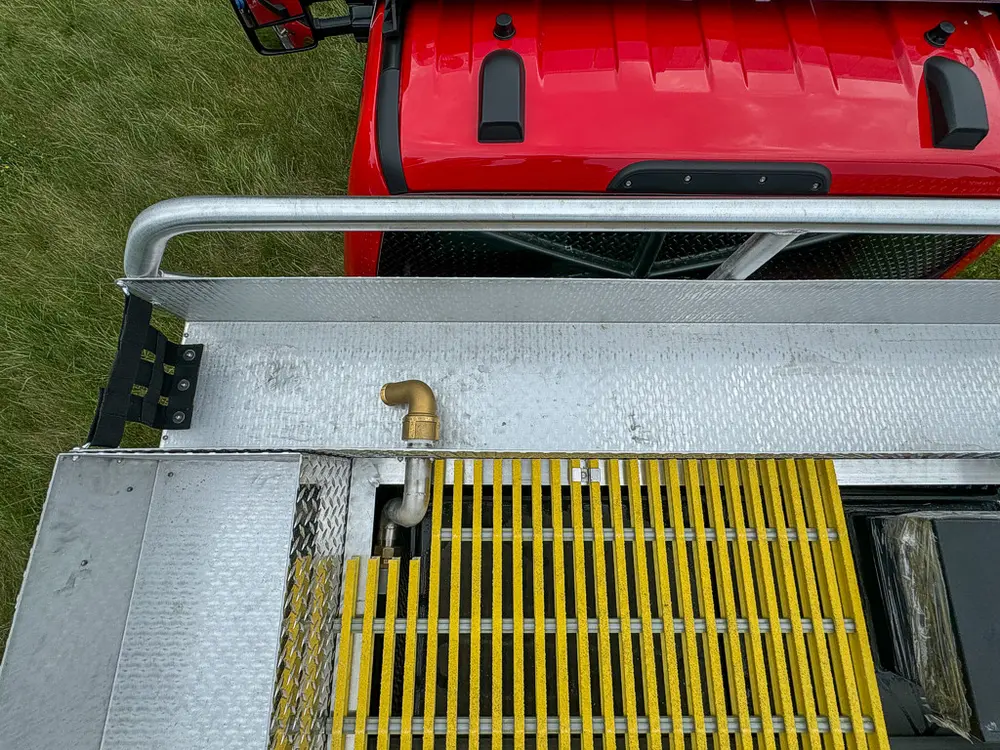 Upper deck close-up with grating and rear handrail structure.