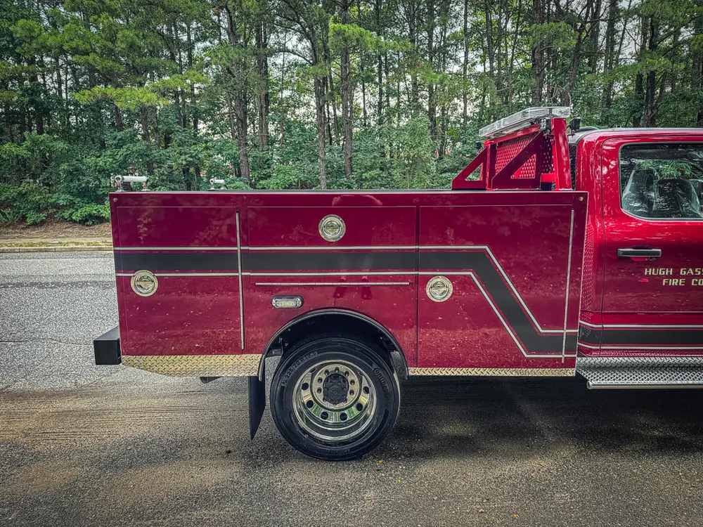 Right-side profile of truck with side compartments closed.