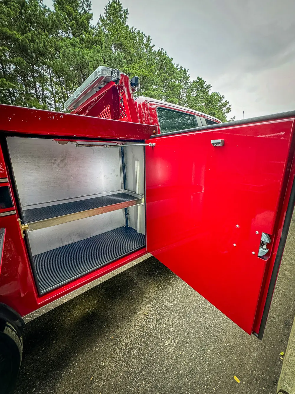 Open mid-side compartment with shelf and wiring visible at upper right.