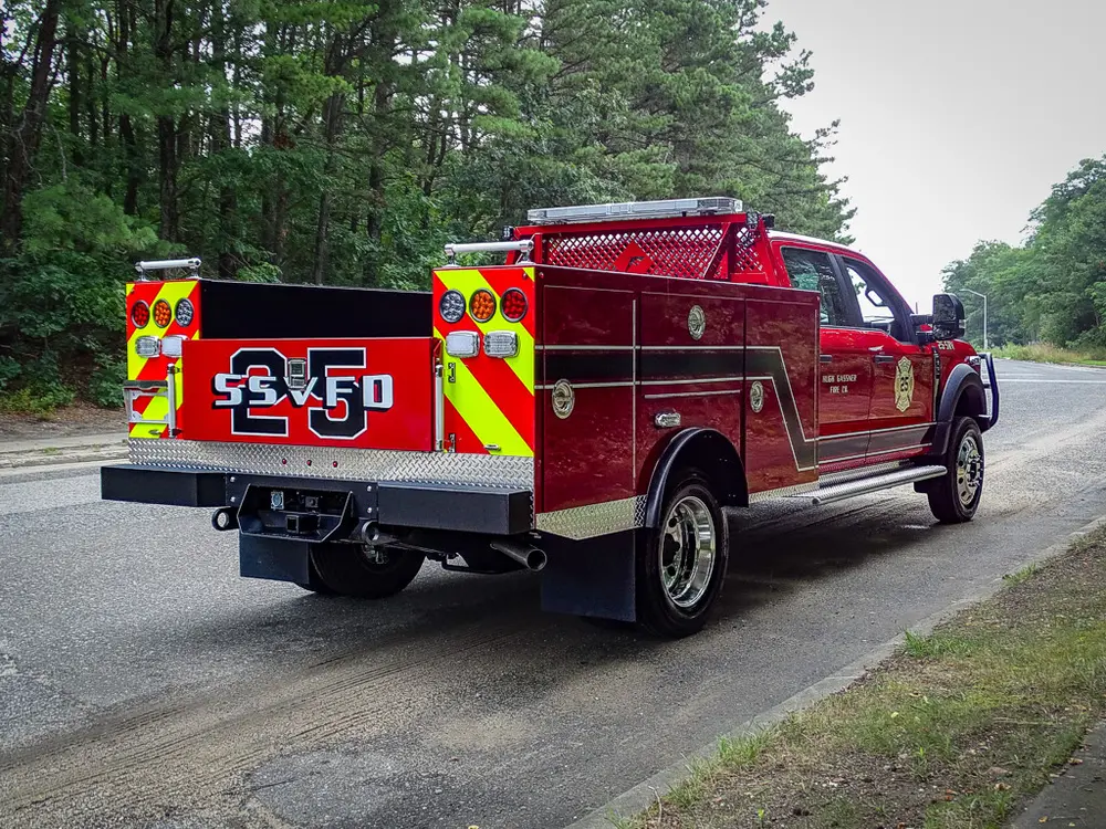 Rear-right three-quarter view showing body side and rear platform.