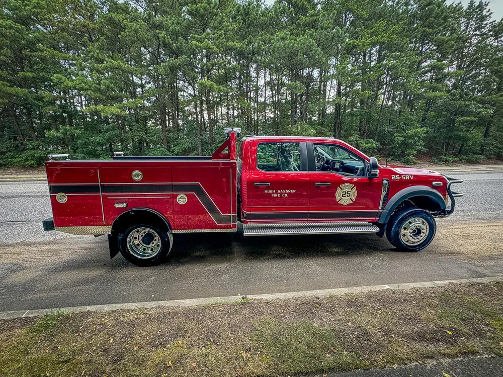 Right-side profile with side compartments closed.