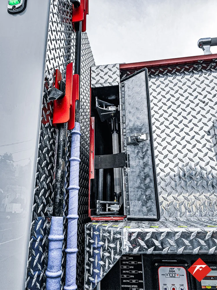 Pierce Saber Pumper exterior view, photo 14 of 83