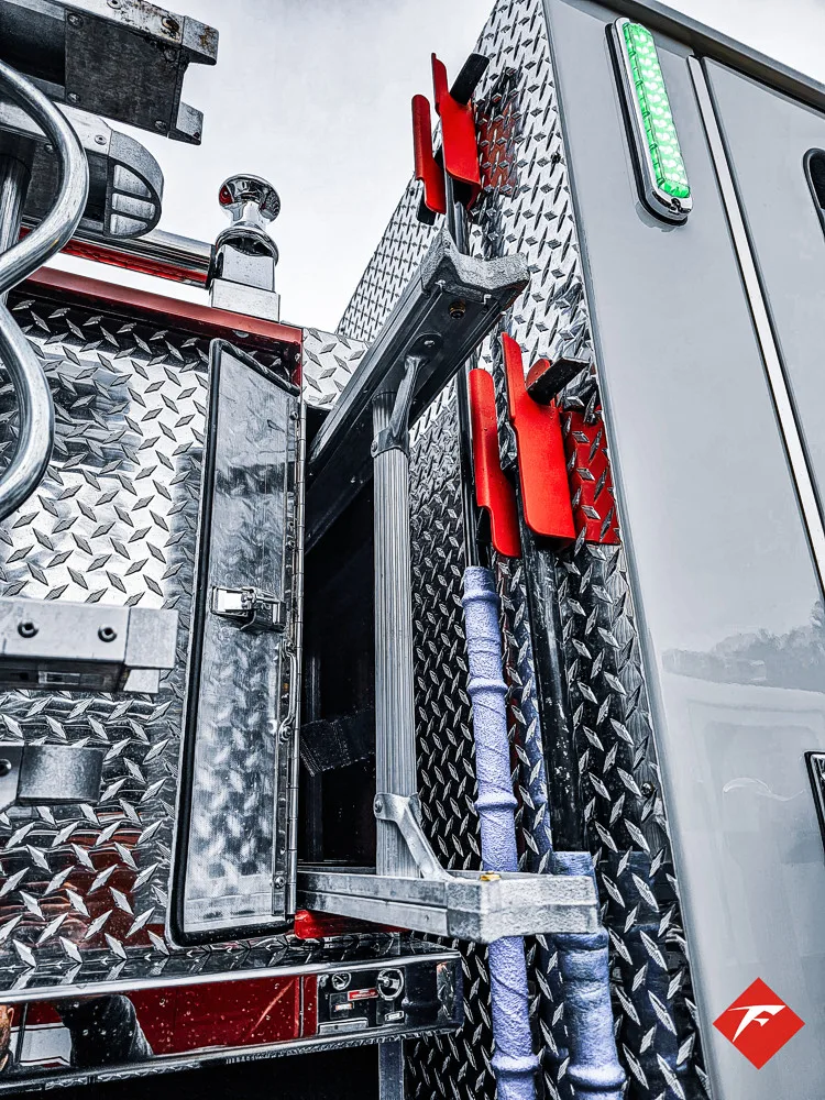 Pierce Saber Pumper exterior view, photo 16 of 83