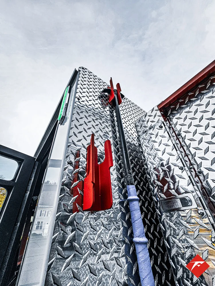 Pierce Saber Pumper exterior view, photo 23 of 83