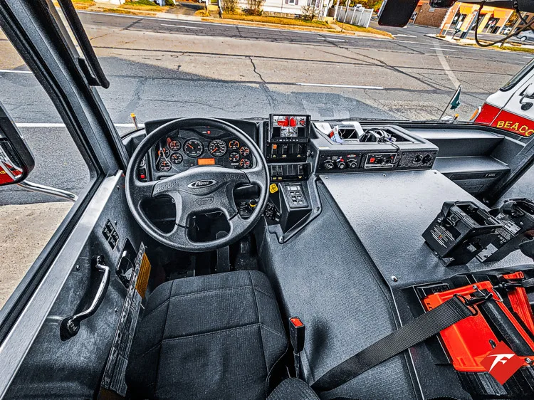 Pierce Saber Pumper exterior view, photo 28 of 83