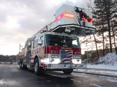 Front-left exterior profile showing bucket above cab and side body