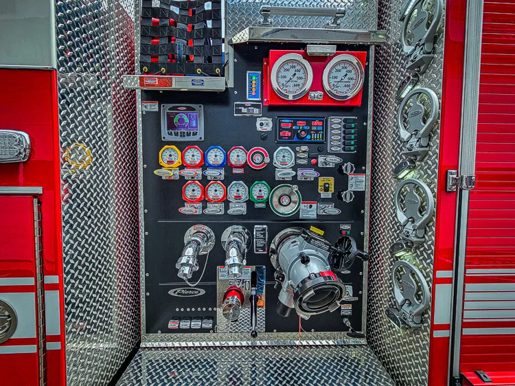 Pierce Velocity Rescue Pumper exterior view, photo 25 of 56
