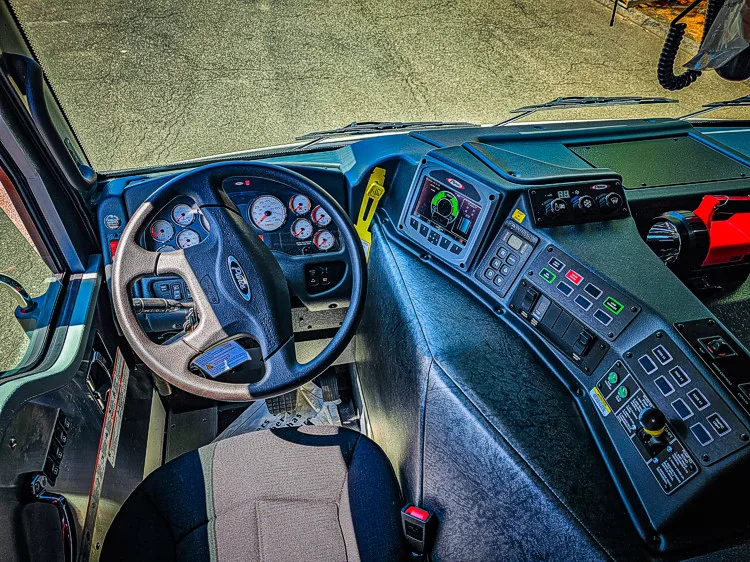 Pierce Velocity Rescue Pumper exterior view, photo 10 of 41