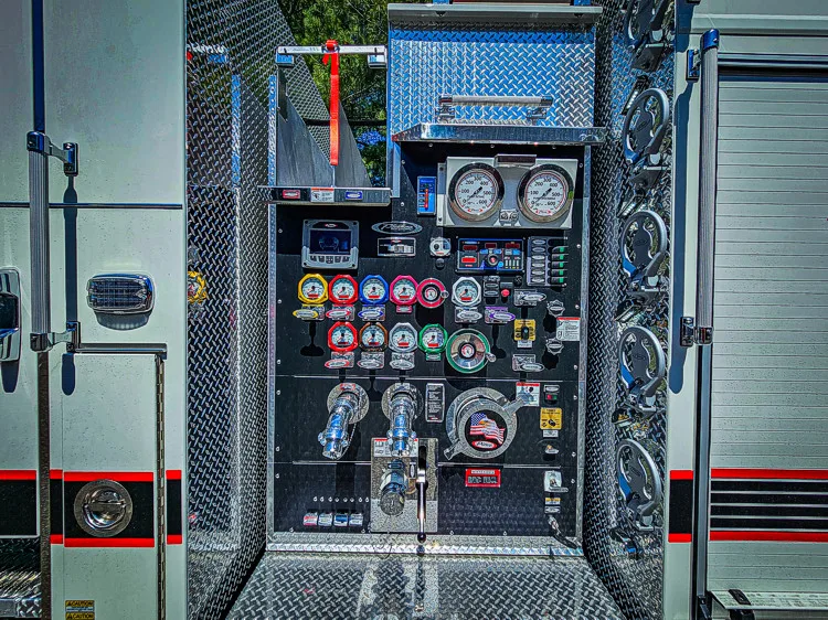 Pierce Velocity Rescue Pumper exterior view, photo 37 of 41