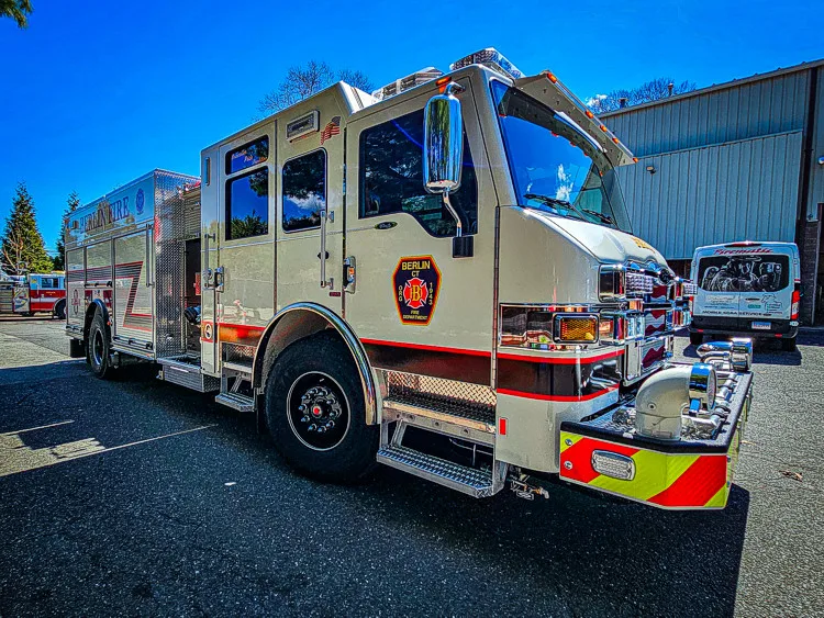 Pierce Velocity Rescue Pumper exterior view, photo 39 of 41